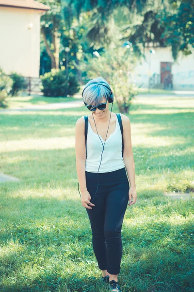 Hipster mulher com fones de ouvido — Fotografia de Stock