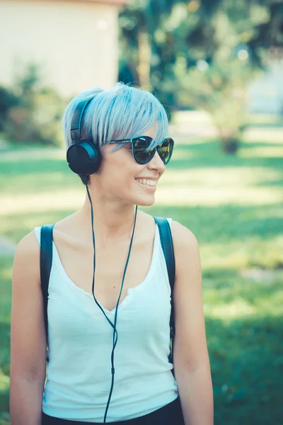 Hipster mujer con auriculares — Foto de Stock