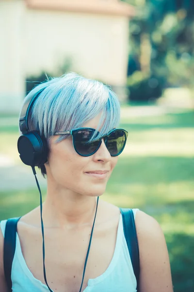 Hipster mulher com fones de ouvido — Fotografia de Stock