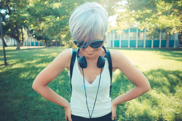 Hipster-Frau mit Kopfhörern — Stockfoto