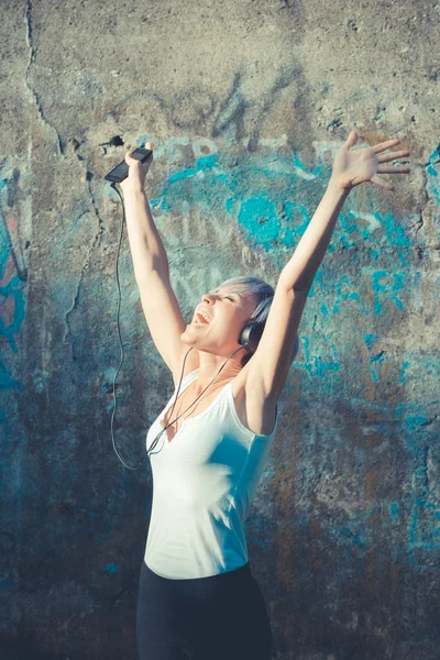 Hipster-Frau mit Kopfhörern — Stockfoto