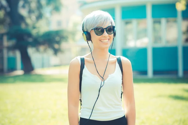 Hipster kadın kulaklık ile — Stok fotoğraf