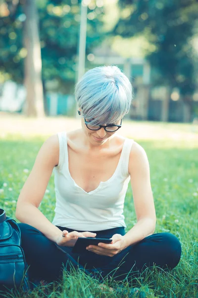 Joven hermoso pelo corto azul hipster mujer usando tableta —  Fotos de Stock