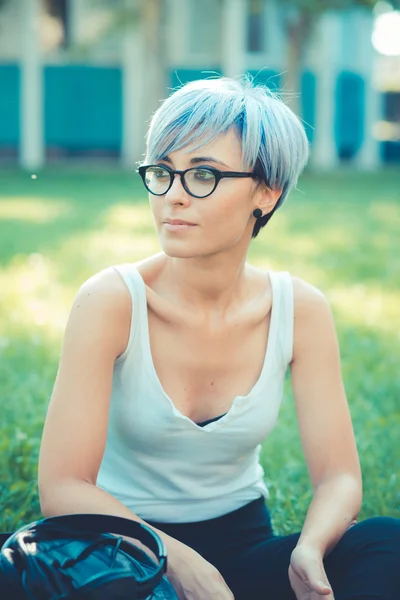 Joven hermoso pelo corto azul hipster mujer usando tableta — Foto de Stock