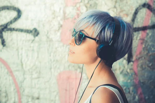 Hipster mulher com fones de ouvido — Fotografia de Stock