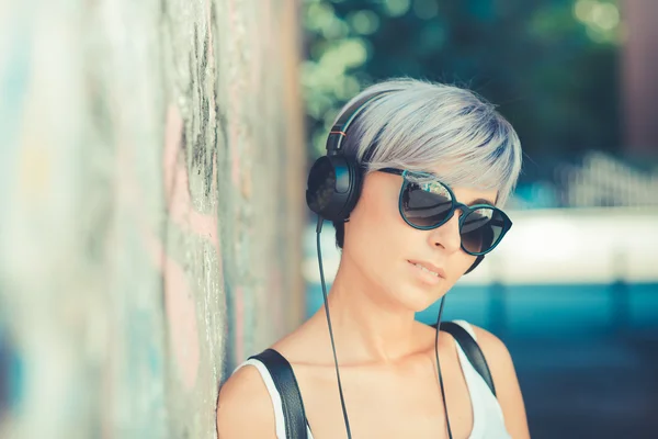 Hipster mulher com fones de ouvido — Fotografia de Stock