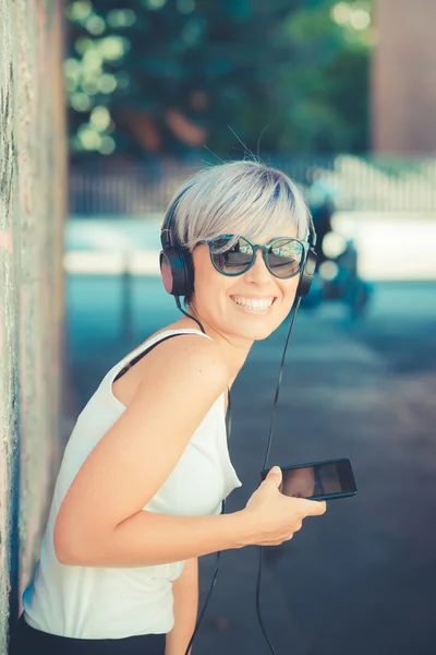 Hipster kvinna med hörlurar — Stockfoto