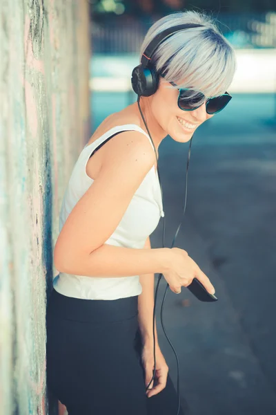 Hipster γυναίκα με ακουστικά — Φωτογραφία Αρχείου