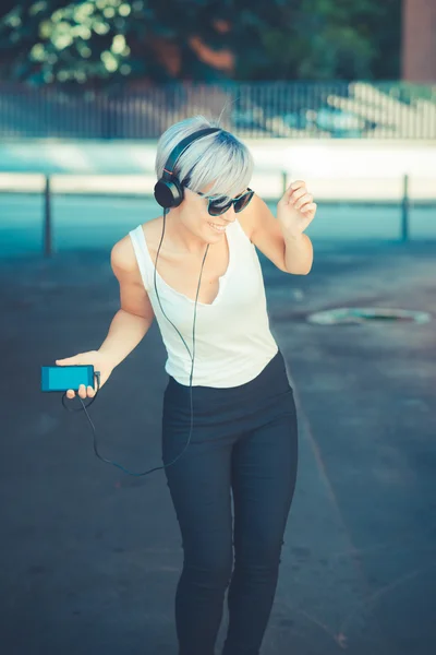 Femme hipster avec écouteurs — Photo