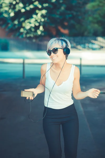 Hipster mulher com fones de ouvido — Fotografia de Stock