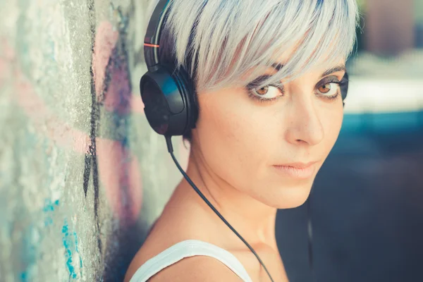 Hipster mulher com fones de ouvido — Fotografia de Stock