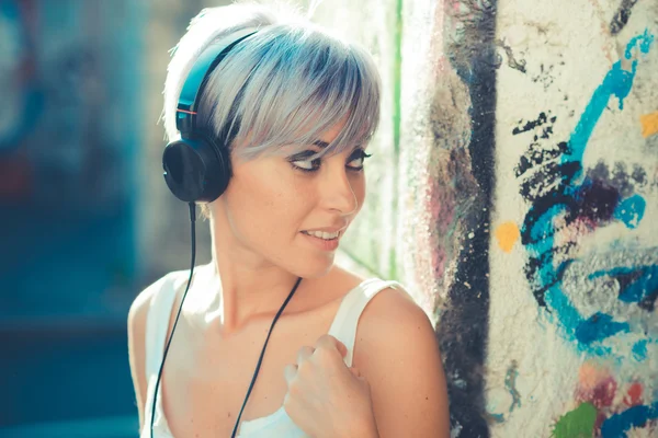 Hipster mulher com fones de ouvido — Fotografia de Stock