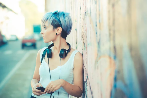 Hipster mulher com fones de ouvido — Fotografia de Stock