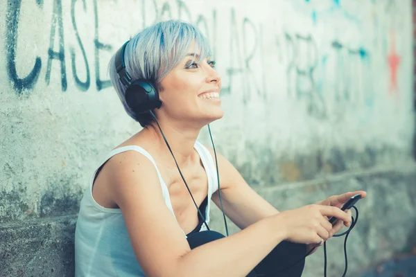 Hipster mulher com fones de ouvido — Fotografia de Stock