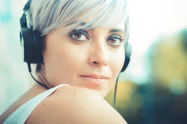 Bederní žena se sluchátky — Stock fotografie