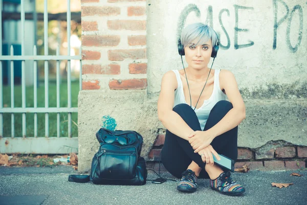 Hipster mulher com fones de ouvido — Fotografia de Stock