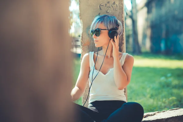 时髦女人戴着耳机 — 图库照片