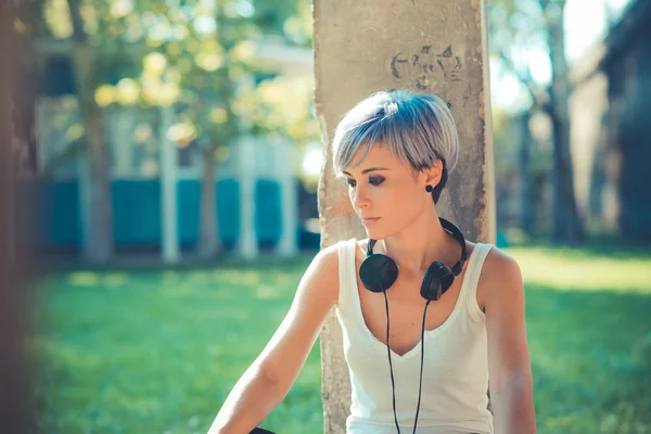 Hipster mulher com fones de ouvido — Fotografia de Stock