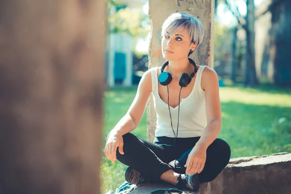 Hipster-Frau mit Kopfhörern — Stockfoto