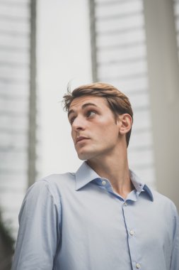 Genç model hansome sarışın adam