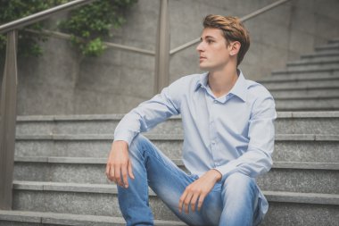 Genç model hansome sarışın adam