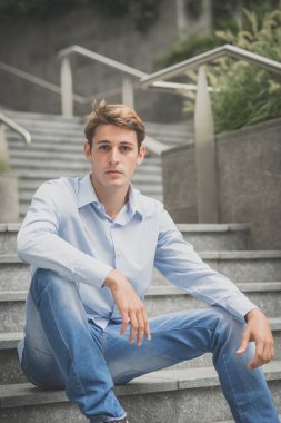 Genç model hansome sarışın adam