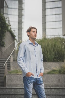 Genç model hansome sarışın adam