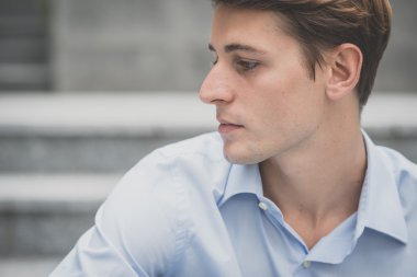 Genç model hansome sarışın adam