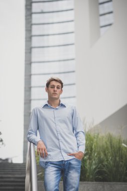 Genç model hansome sarışın adam