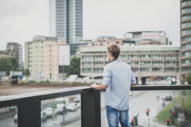 Genç model hansome sarışın adam