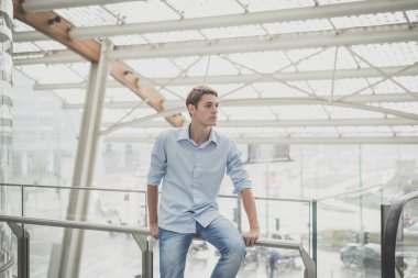 Genç model hansome sarışın adam