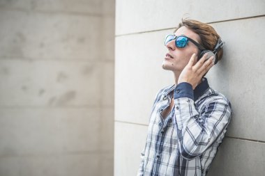 Genç model hansome sarışın adam