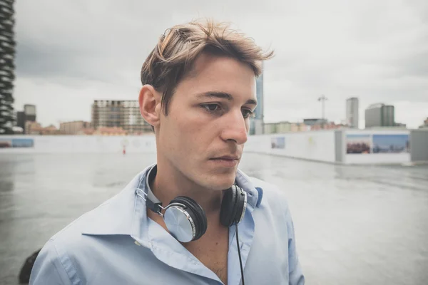 Joven modelo hansome hombre rubio con auriculares — Foto de Stock