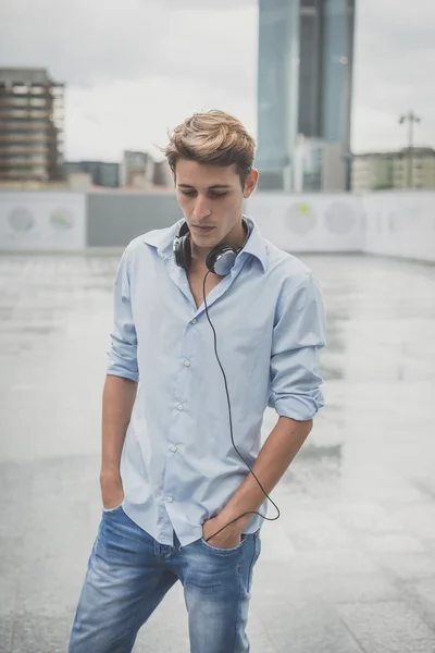 Jovem modelo hansome loira homem com fones de ouvido — Fotografia de Stock