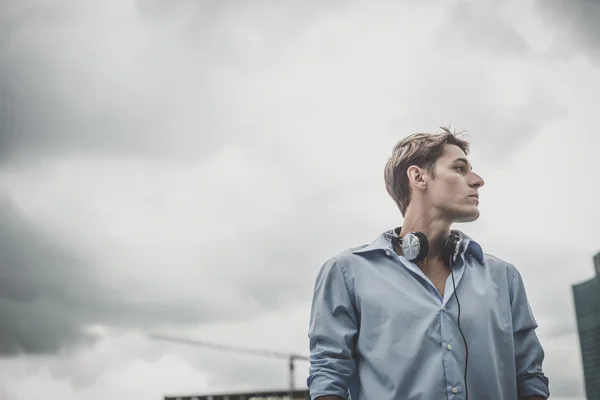 Jovem modelo hansome loira homem com fones de ouvido — Fotografia de Stock