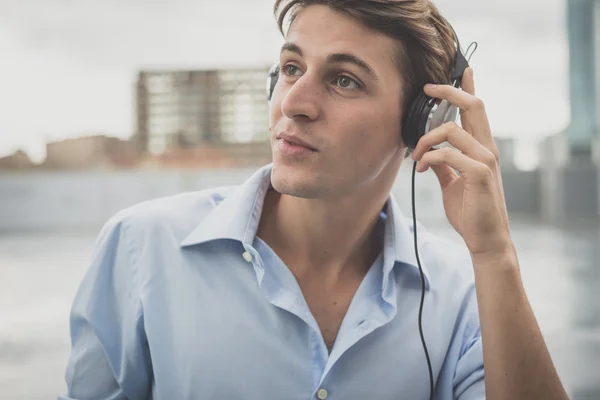 Jonge model hansome blonde man met hoofdtelefoon — Stockfoto