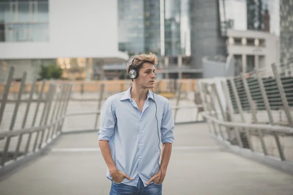 Joven modelo hansome hombre rubio con auriculares —  Fotos de Stock