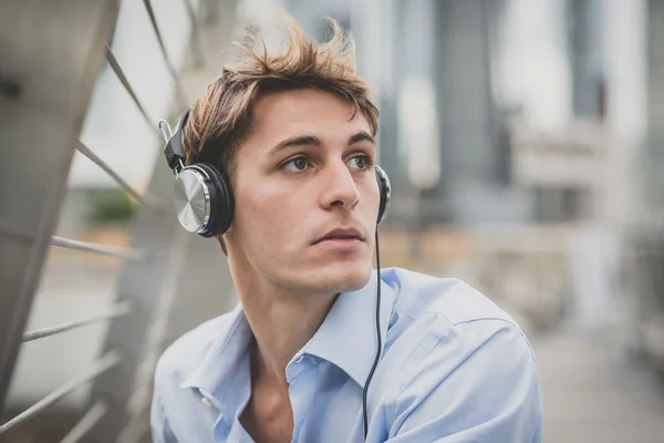 Młody model hansome blond człowiek ze słuchawkami — Zdjęcie stockowe