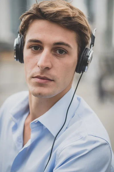 Joven modelo hansome hombre rubio con auriculares —  Fotos de Stock