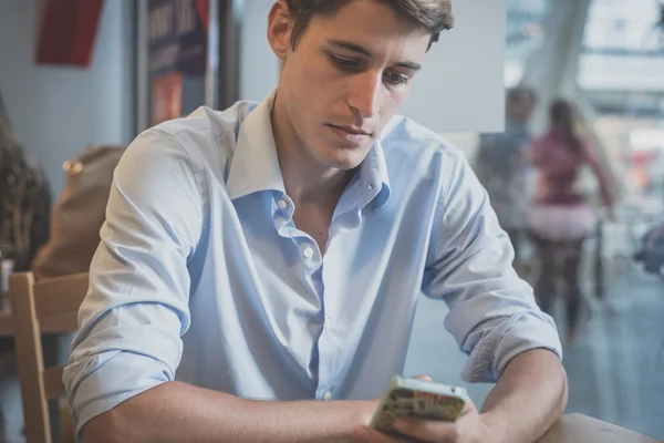 Jonge model hansome blonde man met smartphone — Stockfoto