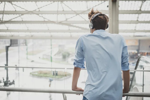 Joven modelo hansome hombre rubio con auriculares — Foto de Stock