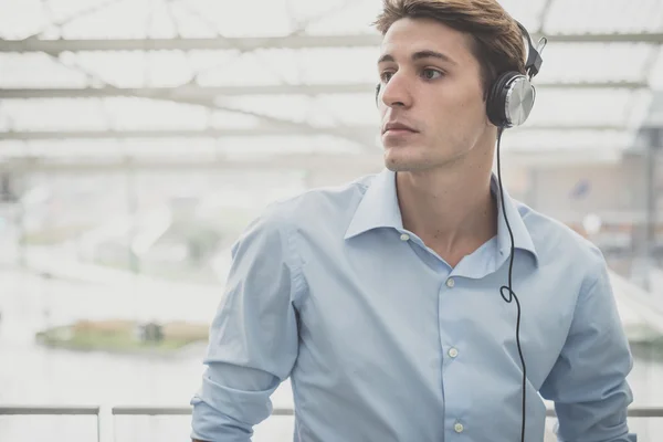 Jovem modelo hansome loira homem com fones de ouvido — Fotografia de Stock