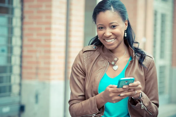 Mujer africana usando smartphone — Foto de Stock