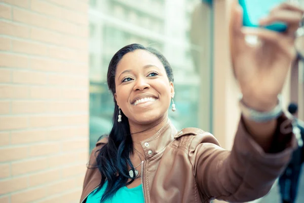 Bela africana jovem selfie mulher — Fotografia de Stock