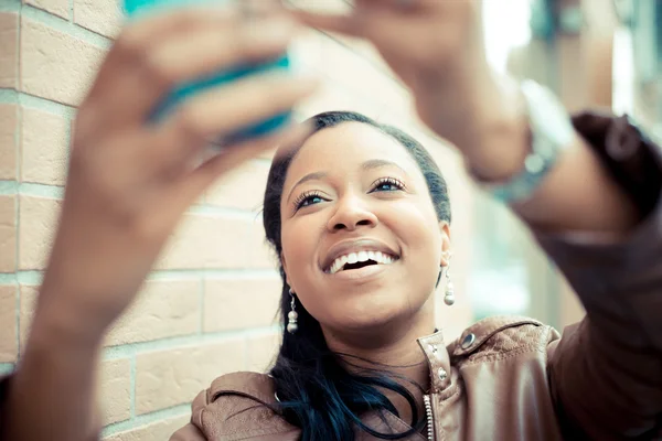 Bela africana jovem selfie mulher — Fotografia de Stock