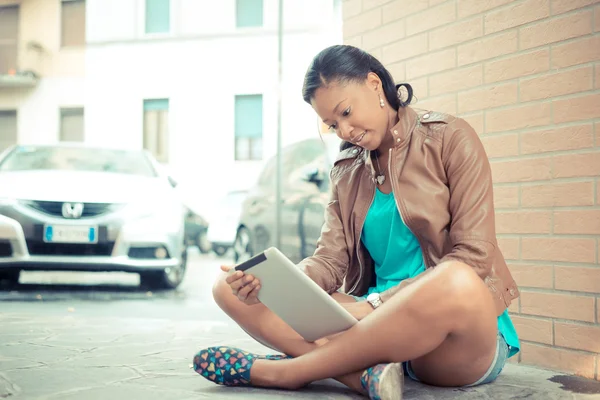 Afrikaanse vrouw met behulp van Tablet PC — Stockfoto