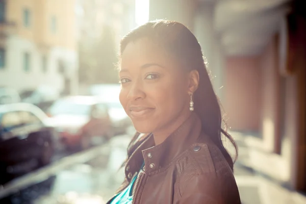 Schöne junge afrikanische Frau — Stockfoto