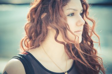 kırmızı kıvırcık saçlı genç güzel hipster kadın