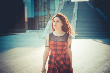 kırmızı kıvırcık saçlı genç güzel hipster kadın