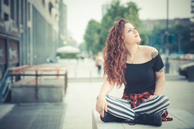 kırmızı kıvırcık saçlı genç güzel hipster kadın